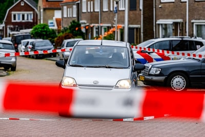 Verdachte met getrokken wapens aangehouden in Enschede: mogelijk verband met schietincident Hengelo