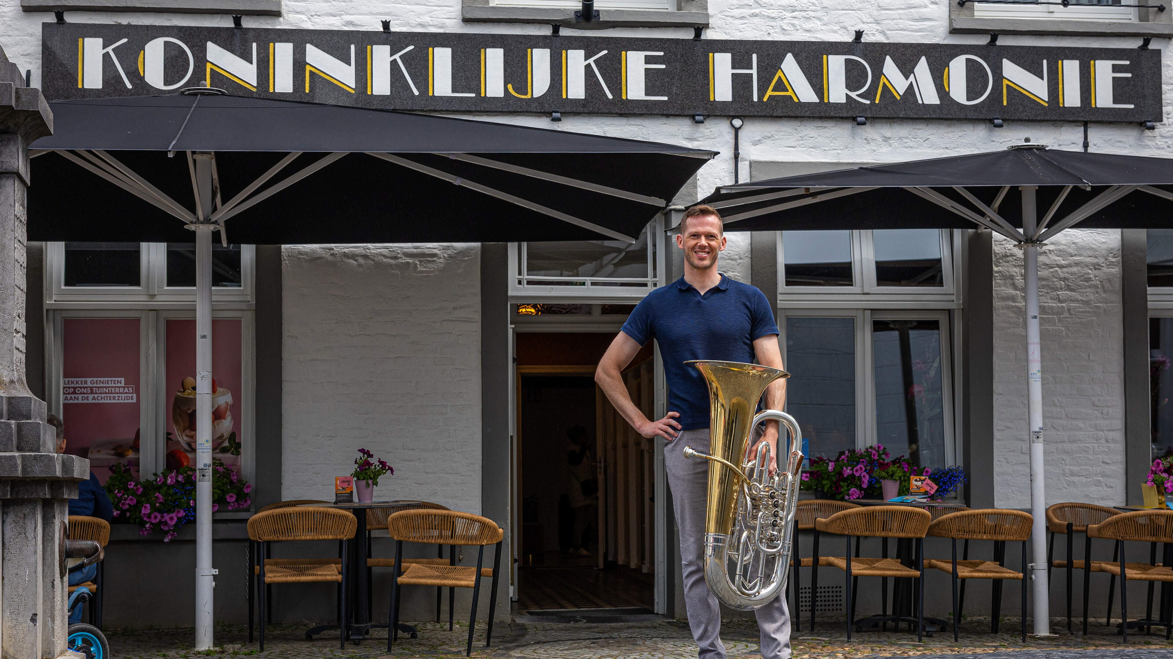 Toon (37) wilde als kind niet naar de muziekschool en is nu chef-dirigent van ‘de Bokken’ in Thorn