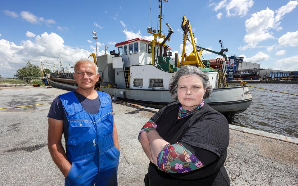 Laatste drie schelpenvissers Waddenzee wachten op vergunningen. Liesbeth (52): ‘Onze familiebedrijven gaan zo failliet’