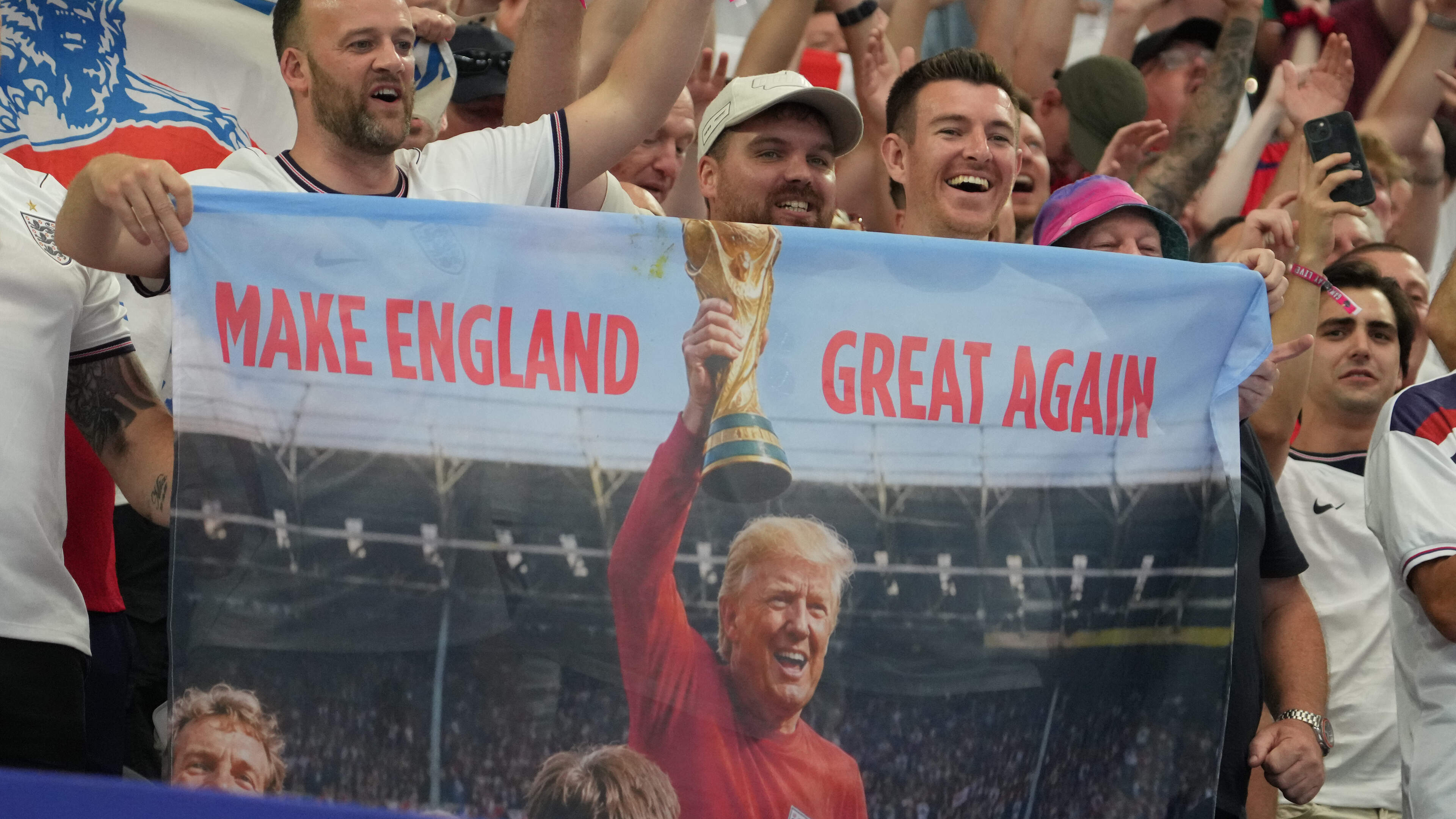 Engelse fans steken de draak met slogan Donald Trump: ludiek spandoek tijdens WK-duel met Kroatië