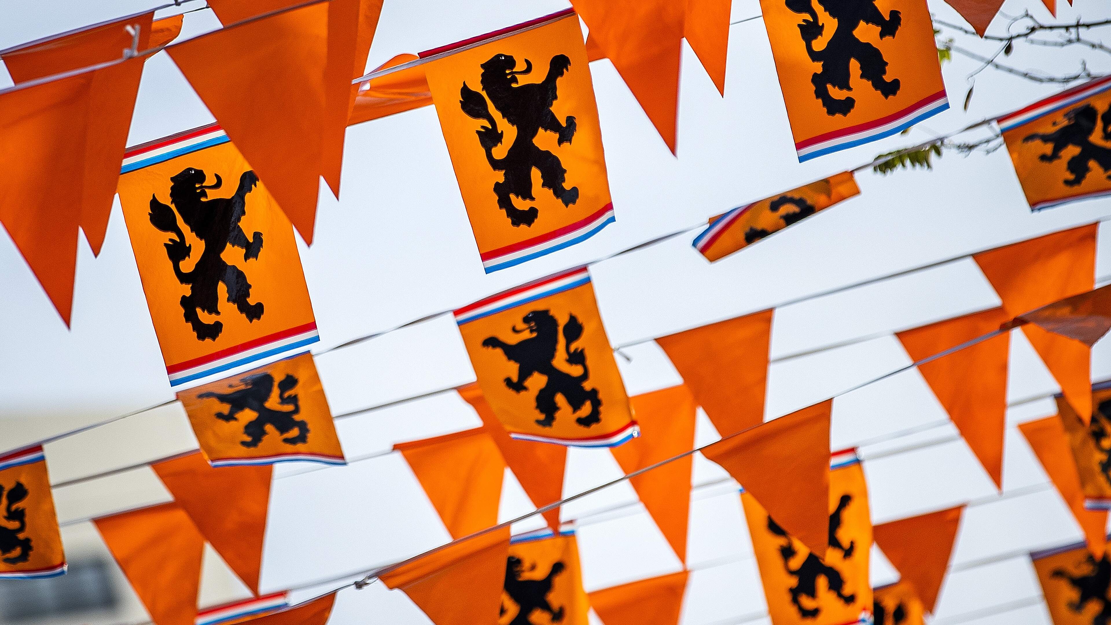 Huiselijk geweld neemt toe als Oranje speelt, ziet Landelijk Netwerk Zorg/Straf. Denkbeeldig stickerboek moet bewustzijn bevorderen