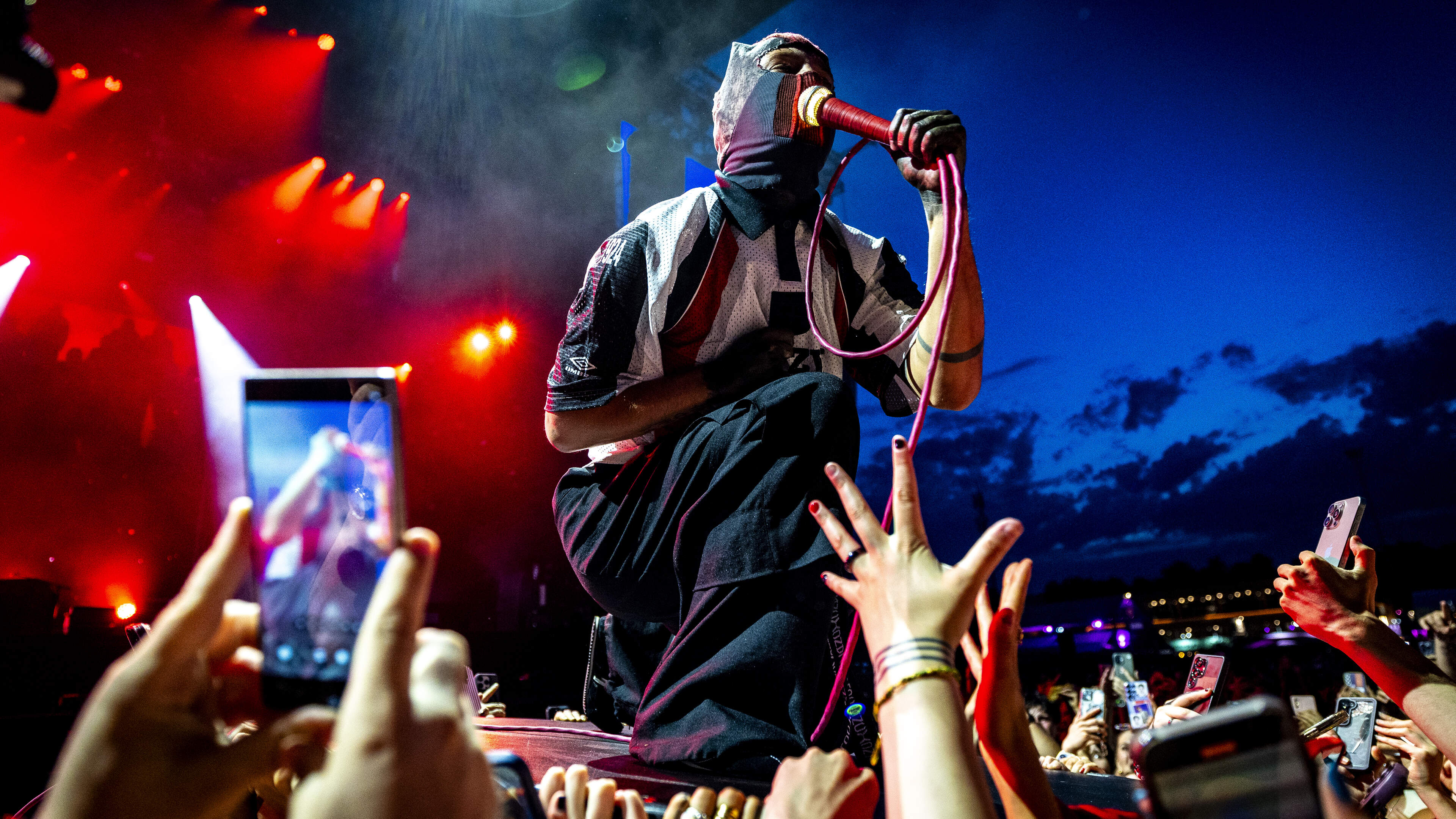 Onweer op én boven het podium tijdens de doldwaze spektakelshow van Pinkpop-headliner Twenty One Pilots: ‘We gaan jullie alles geven’