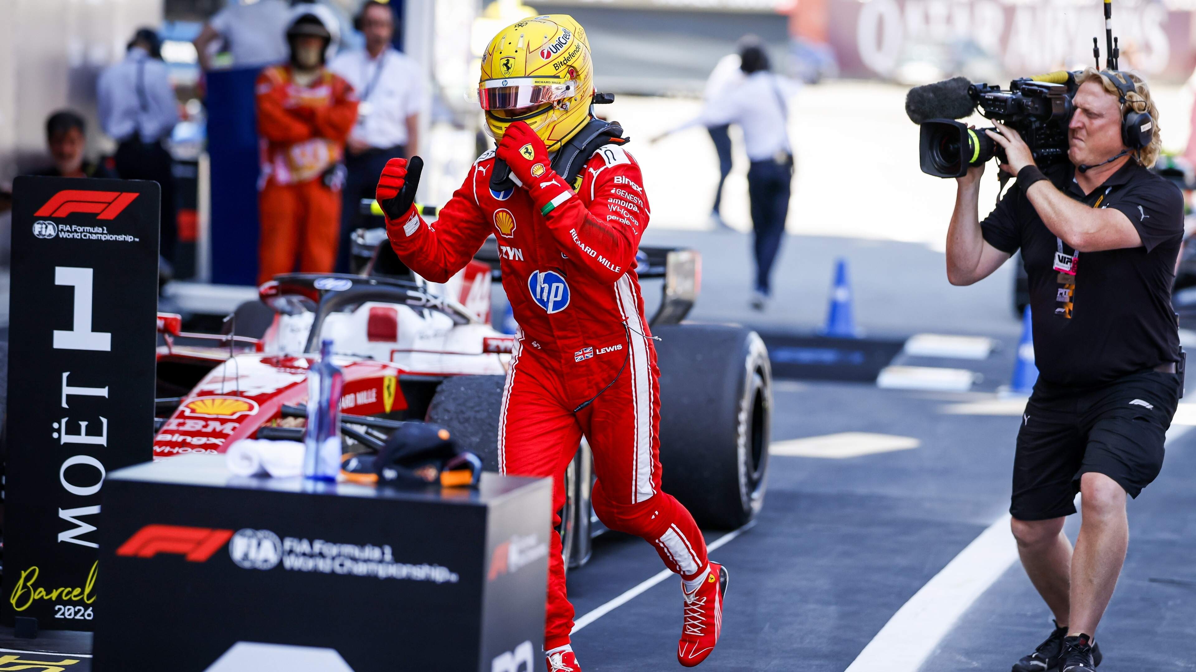 Lewis Hamilton (41) als een kind zo blij na Ferrari-primeur: ’Heb mezelf altijd afgevraagd hoe dit zou voelen’