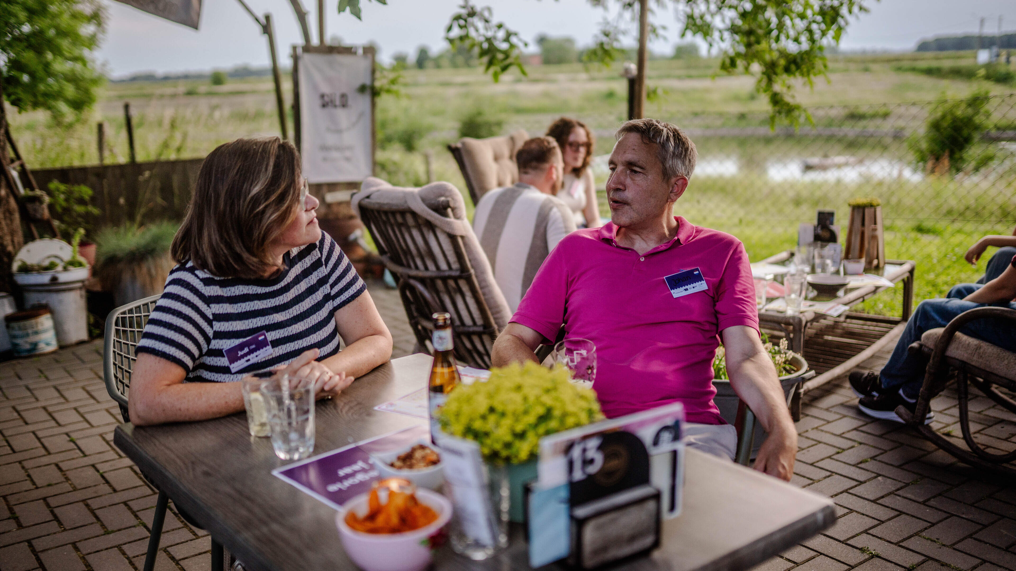 De een zoekt een aardige Belg, de ander een assertieve Nederlander: Stein koppelt zijn inwoners aan Belgen, gewoon ‘voor de leuk’