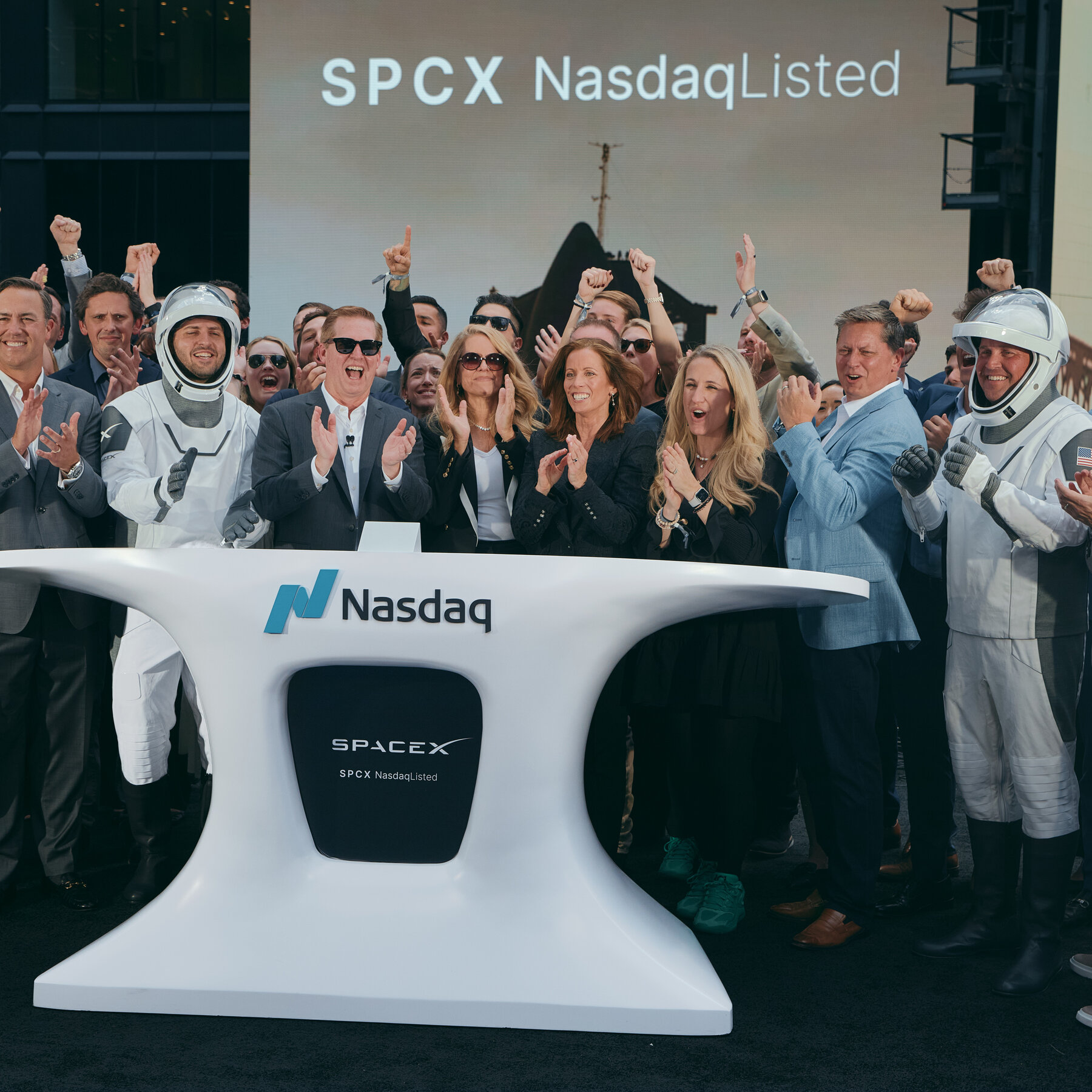 SpaceX’s Stock Surges on First Full Day of Trading