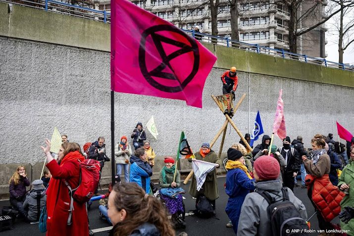 Juristen XR: agenten moeten zichtbare identificatietekens dragen