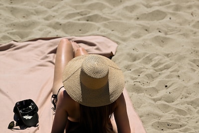 Vrouw doezelt weg op strand, als ze wakker wordt, ligt een masturberende man naast haar