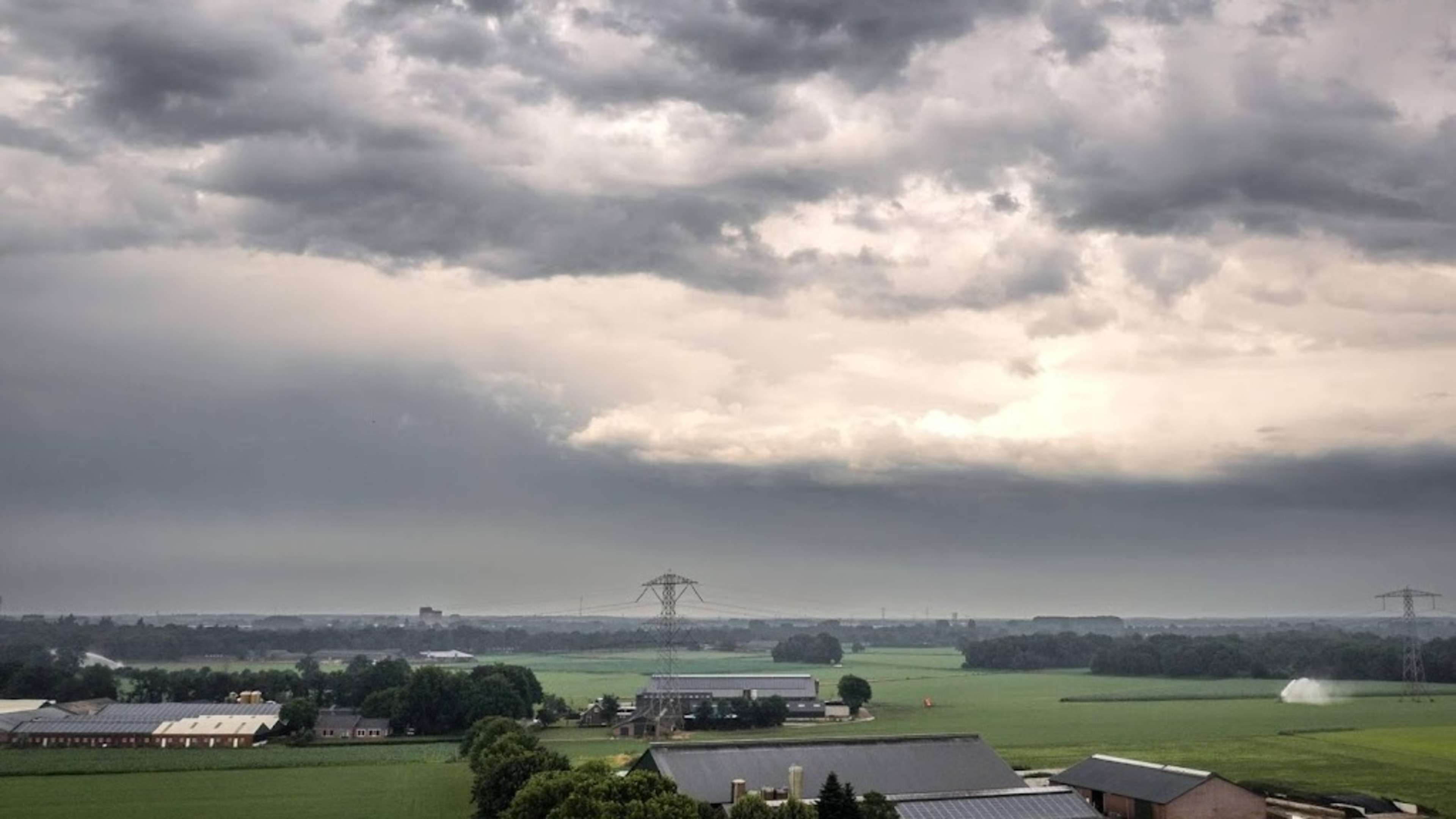 KNMI waarschuwt voor onweer en windstoten