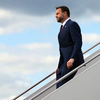 J.D. Vance vond zijn weg terug naar het katholicisme, maar hij volgt toch liever Trump dan het Vaticaan