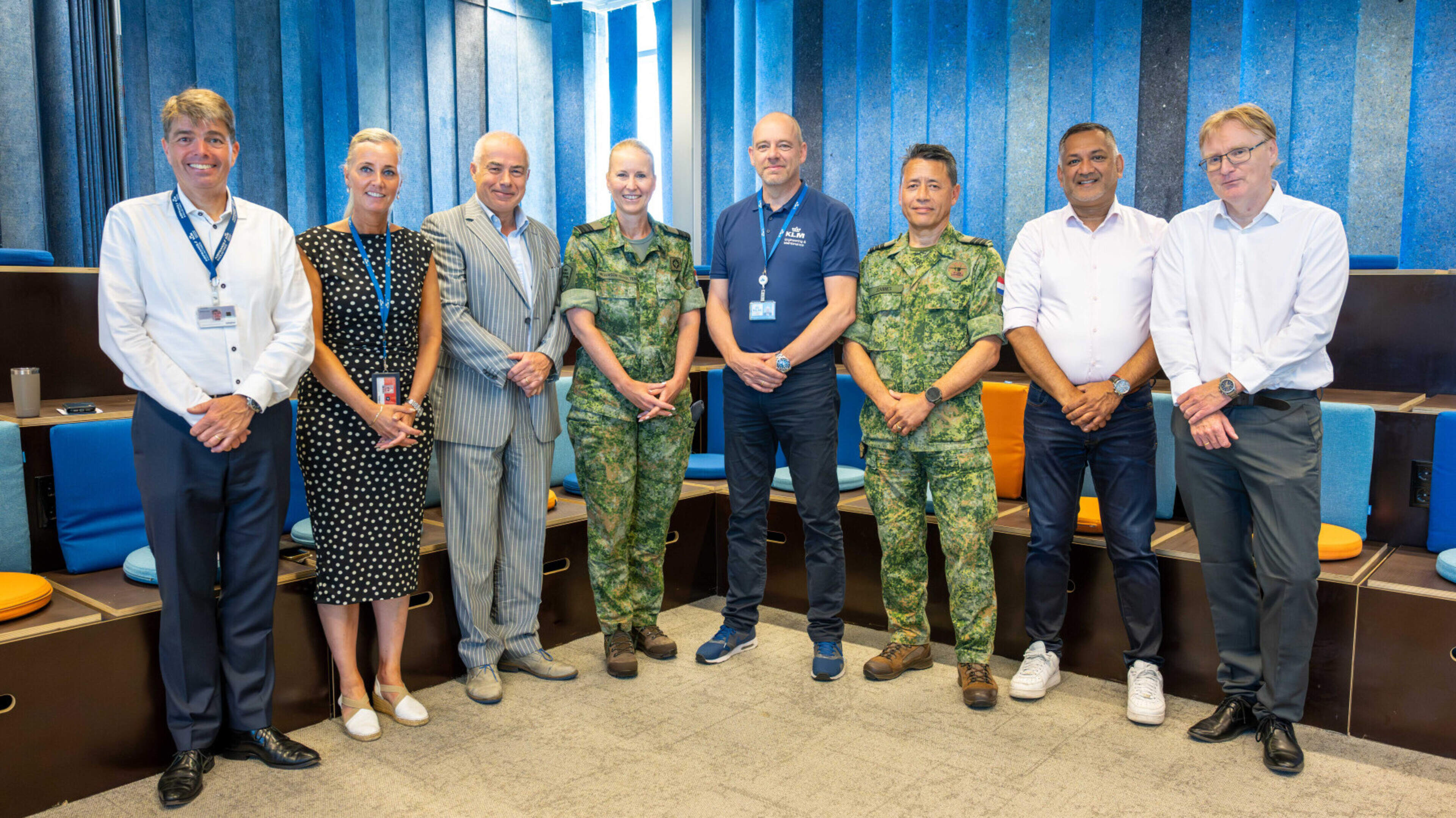 Monteurs van KLM volgen training bij Defensie