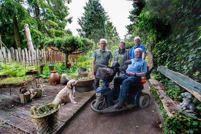 Timmerende tuinman Rien (84) uit Sint-Oedenrode maakte in 40 jaar een paradijsje waar iedereen blijft rondneuzen