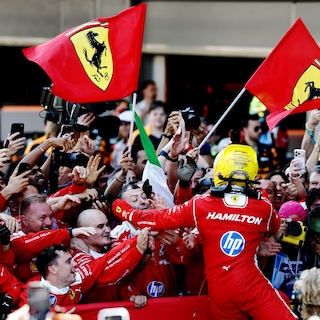 Lewis Hamilton laat in Barcelona zien dat hij ook in een Ferrari kan winnen