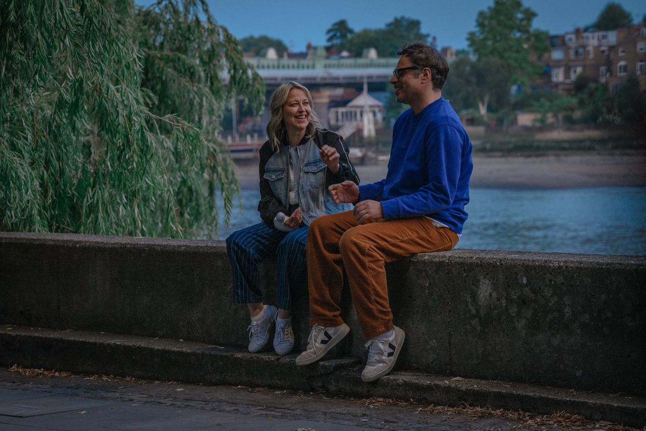 Vijftiger gaat met dochter van beste vriendin in Britse comedy ‘Alice & Steve’