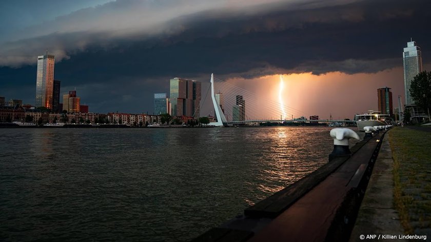 Onweersbuien trekken over het land, code oranje ook in Utrecht