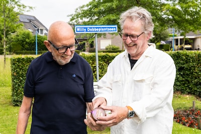 Potje pindakaas in Olster plantsoen: ‘Het lijkt wel een bedevaartsoord voor Wim T. Schippers’