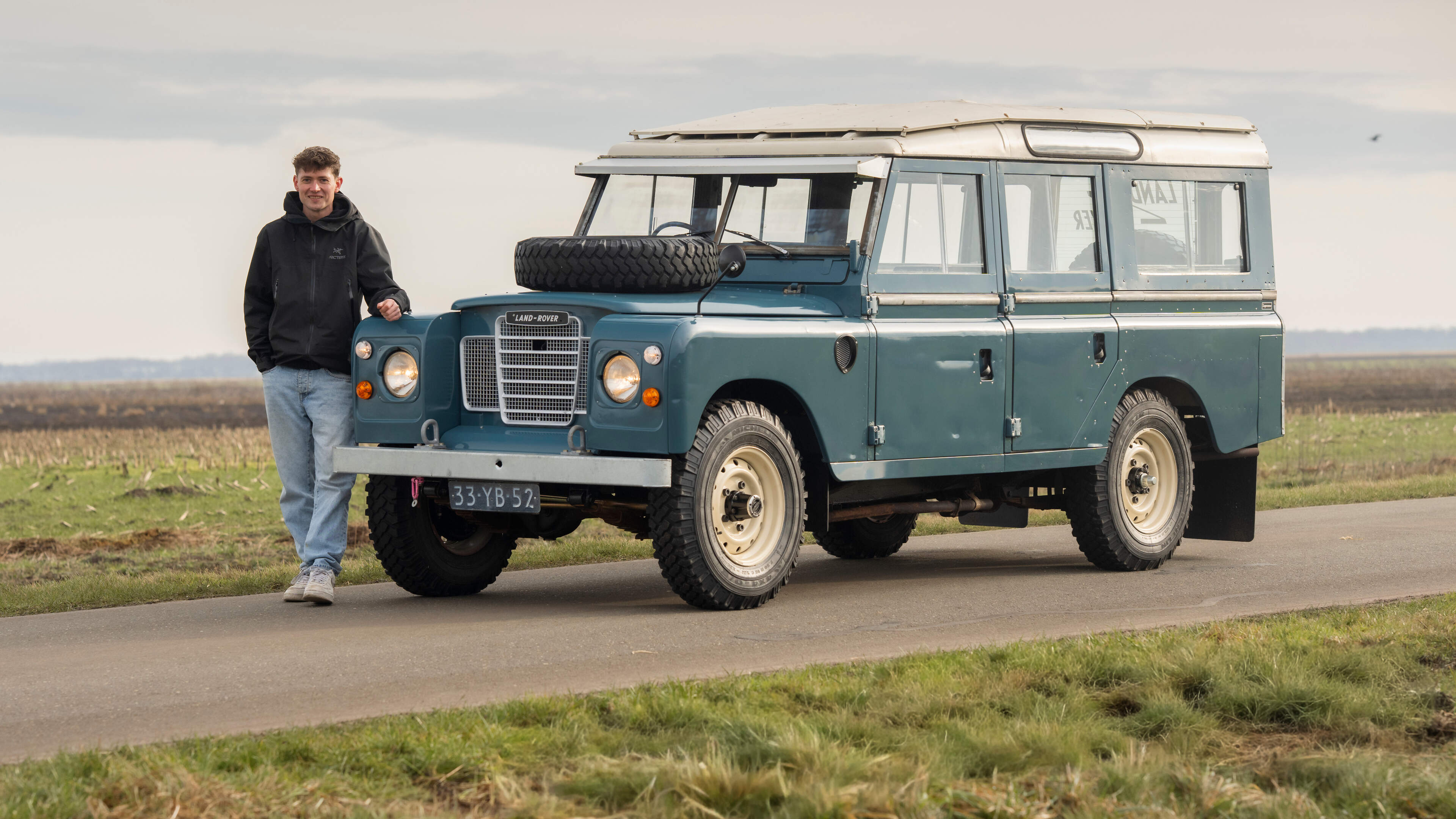 Jan (31) heeft een twaalfpersoons Land Rover: ’Ik had er geen verstand van maar hij moest wel helemaal uit elkaar’