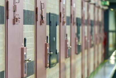 Gedetineerde bedreigt gevangenispersoneel in Almelo: namen in bloed op celmuur