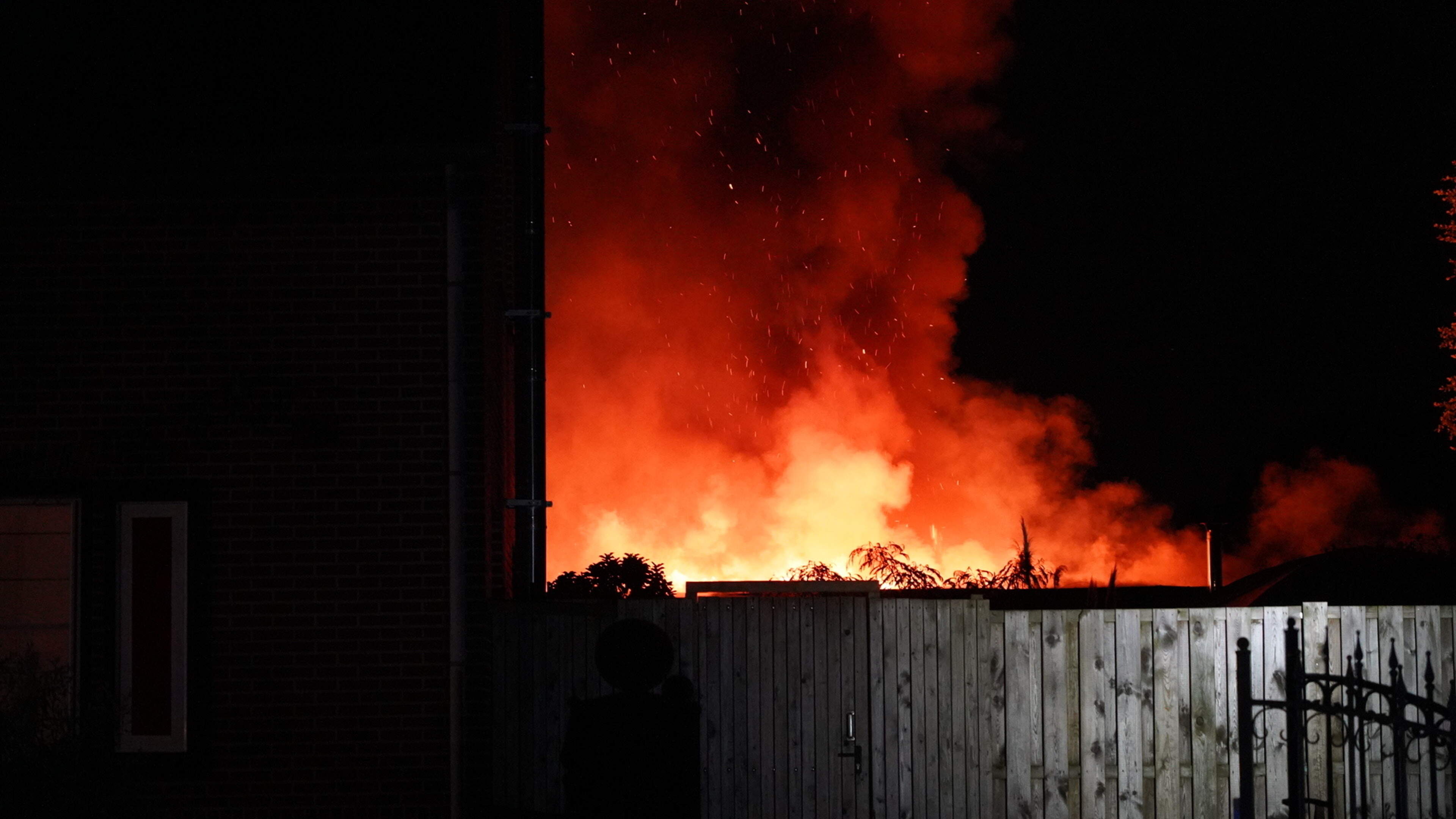 Meerdere caravans volledig uitgebrand bij grote brand op camping in Melderslo