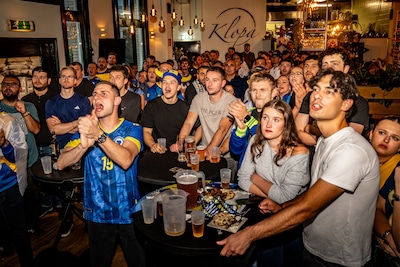 PSV’er Bajraktarević speelt op WK voor Bosnië-Herzegovina, trots bij Tilburgs eetcafé Klopa waar hij vaste klant is