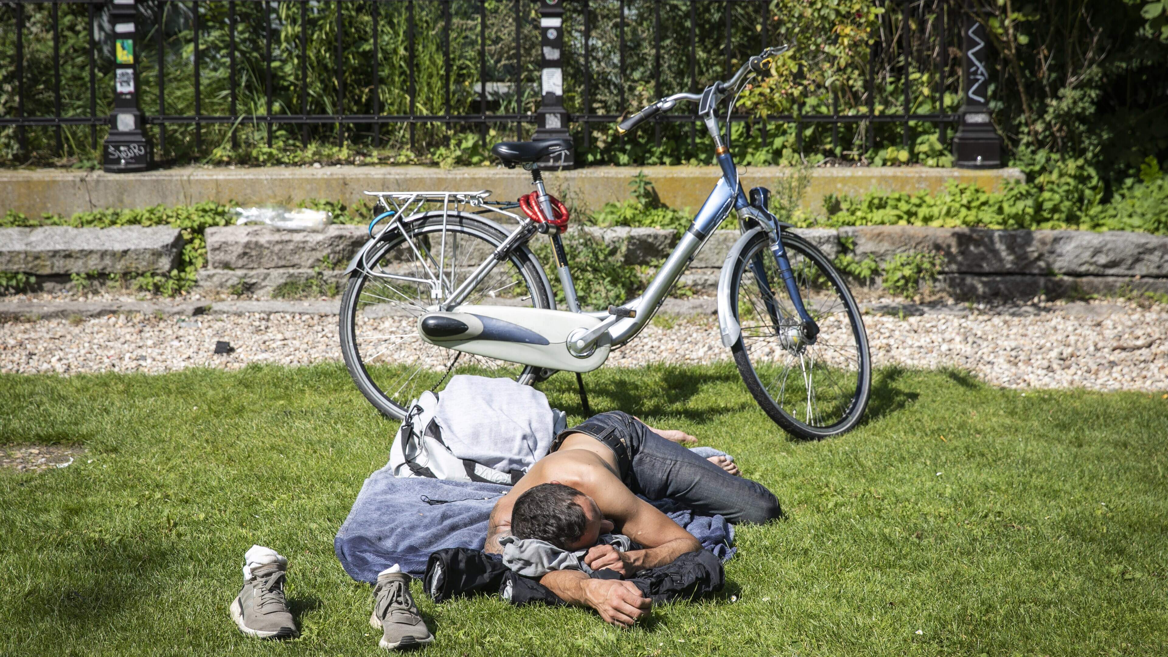 Buiten slapen niet meer verboden in Amsterdam, in Vondelpark gebeurt dit volop: ’Er zijn veel mafketels’