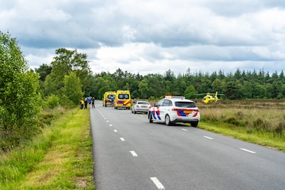 Wielrenner raakt gewond na botsing met motor in Elspeet