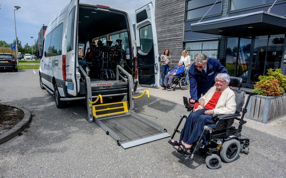 Bep (95) moest verhuizen, maar hoeft dankzij de pendelbus haar wekelijkse uitje naar de markt in Ten Boer niet te missen