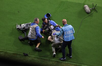 Eén tackle, twee slachtoffers: cameraman heeft blessurebehandeling nodig na harde charge ManCity-speler