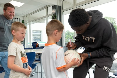 Mentor haalt grap uit met PEC-talent (16) bij belletje over examenuitslag: ‘Neeeeee...’
