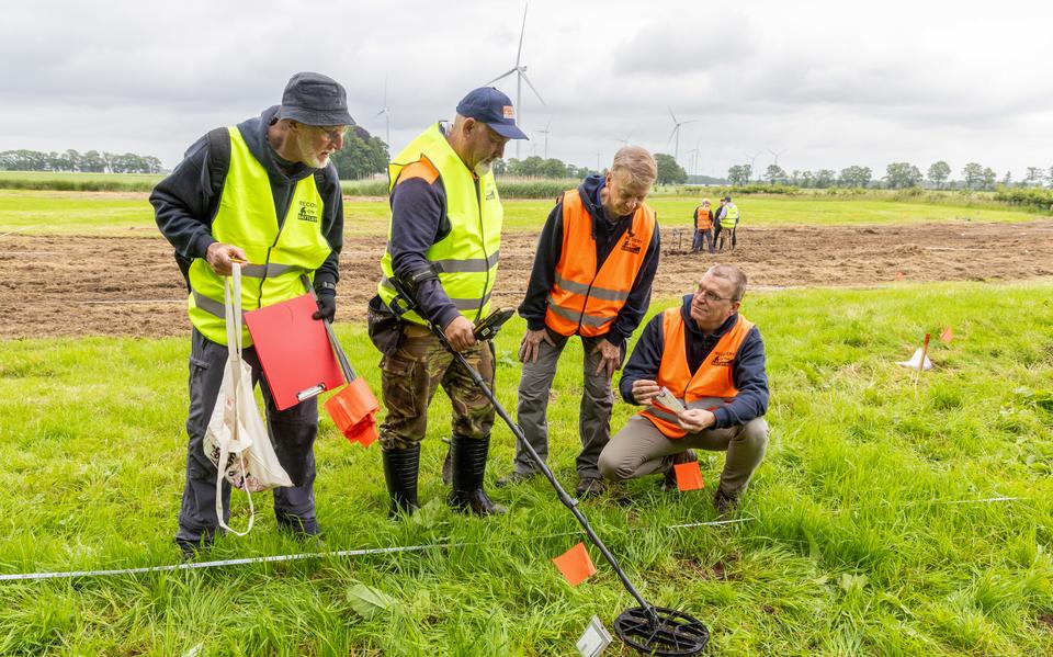 Dutchbat-veteraan Wim (78) helpt bij archeologisch onderzoek bij Coevorden: ‘Als ik hier aan het werk ben, heb ik rust’