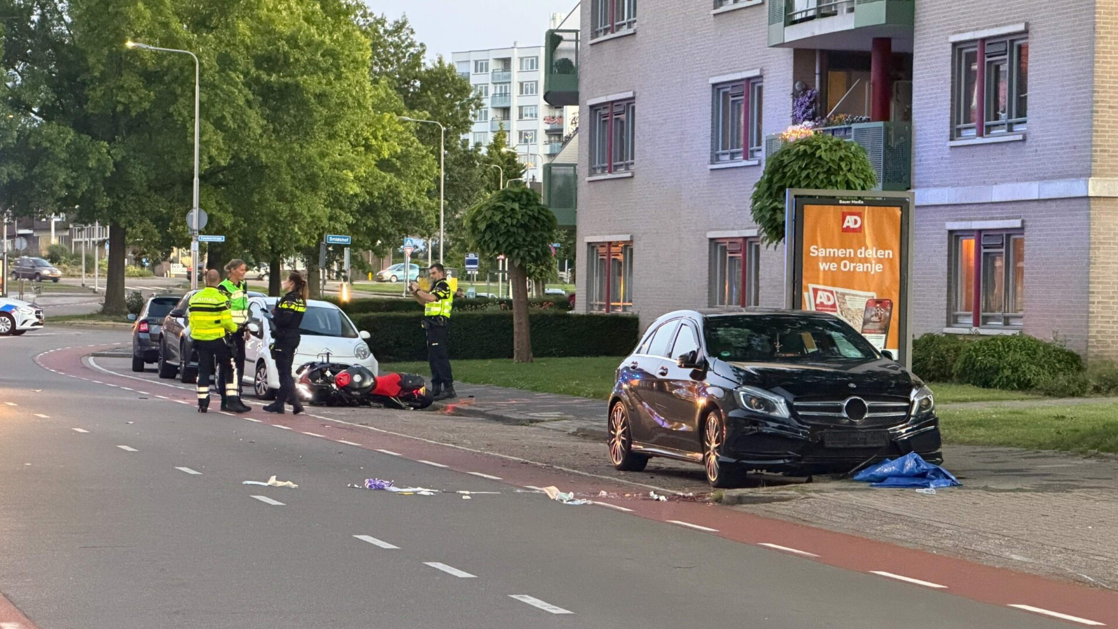 Motorrijder naar het ziekenhuis na botsing tegen twee geparkeerde auto’s in Kerkrade