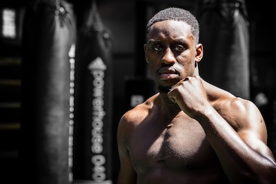 Spectaculaire knock-out: Mory Kromah plant knie op het hoofd van tegenstander en verdedigt Glory-titel