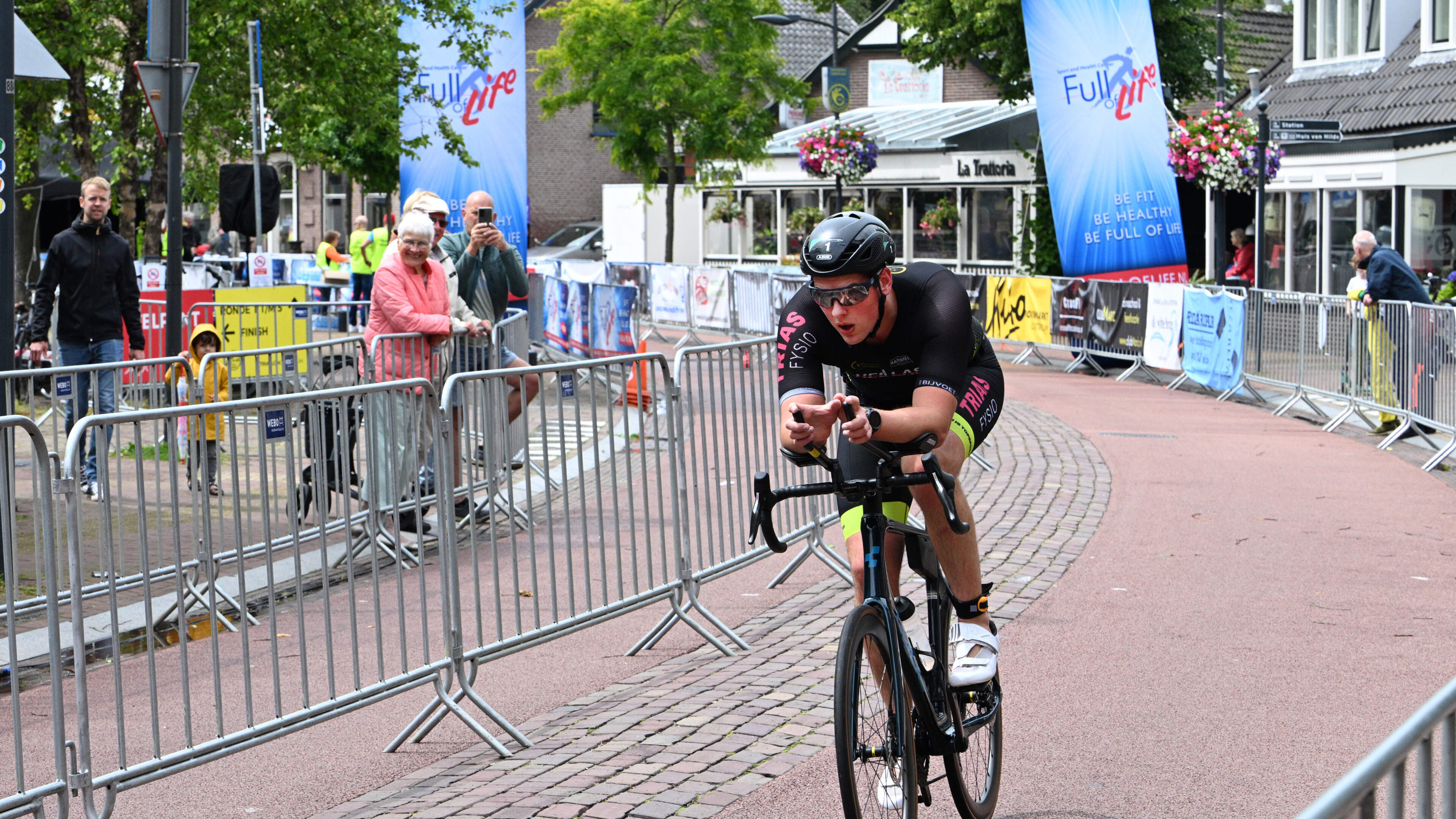 Duizend bekertjes water en natte sponzen. Triatlon van Castricum gaat ondanks warmte gewoon door. ’Tenzij het wordt afgeraden’