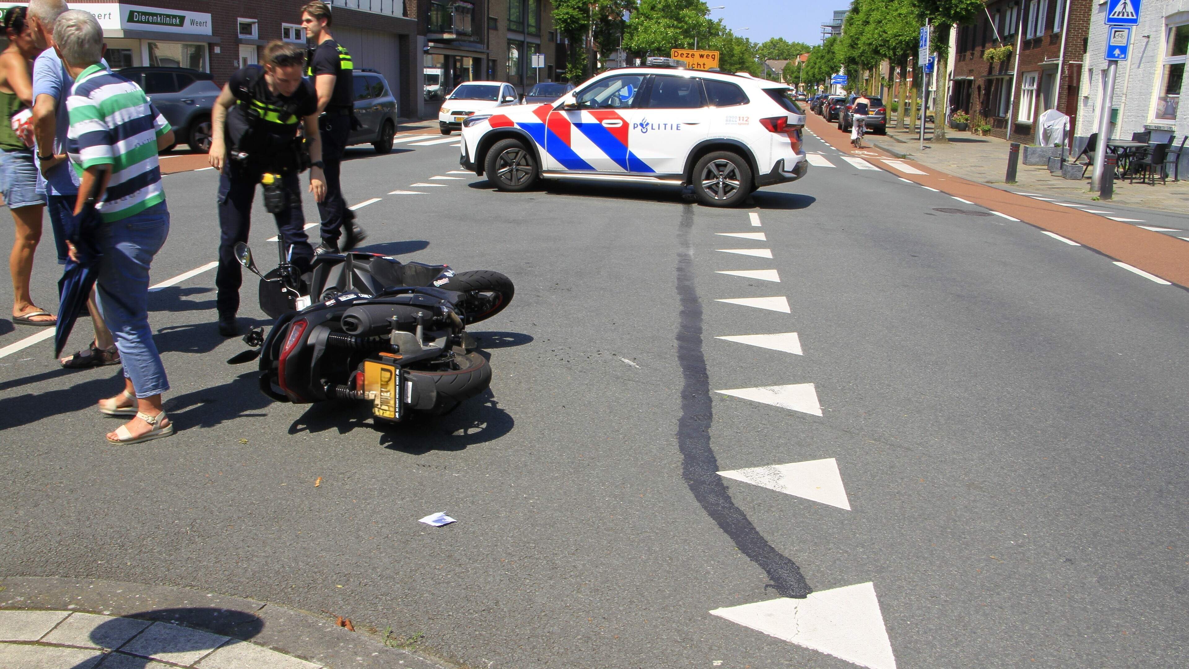 Motorrijder naar het ziekenhuis na aanrijding met auto in Weert, omstanders beschermen slachtoffer met paraplu tegen hitte