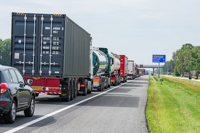 Kapotte vrachtauto op A28 zorgt voor fikse files en oponthoud tussen Meppel en Zwolle