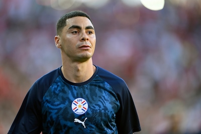 Primeur voor Paraguay op WK: Miguel Almiron krijgt rode kaart voor praten met hand voor zijn mond