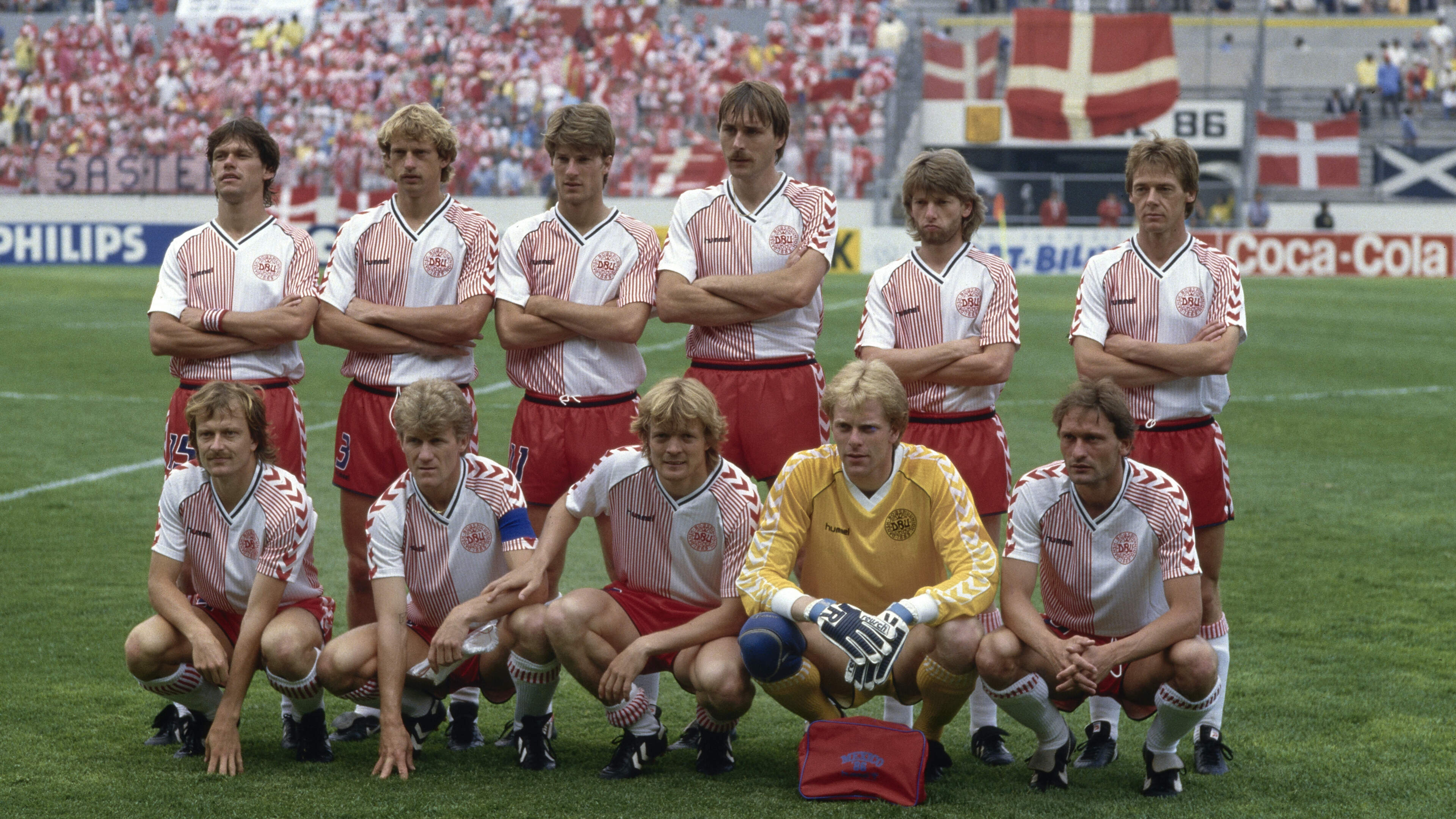 Oranjefan in het roodwit achter Denemarken aan. ’Het leukst voetballende team van het toernooi’