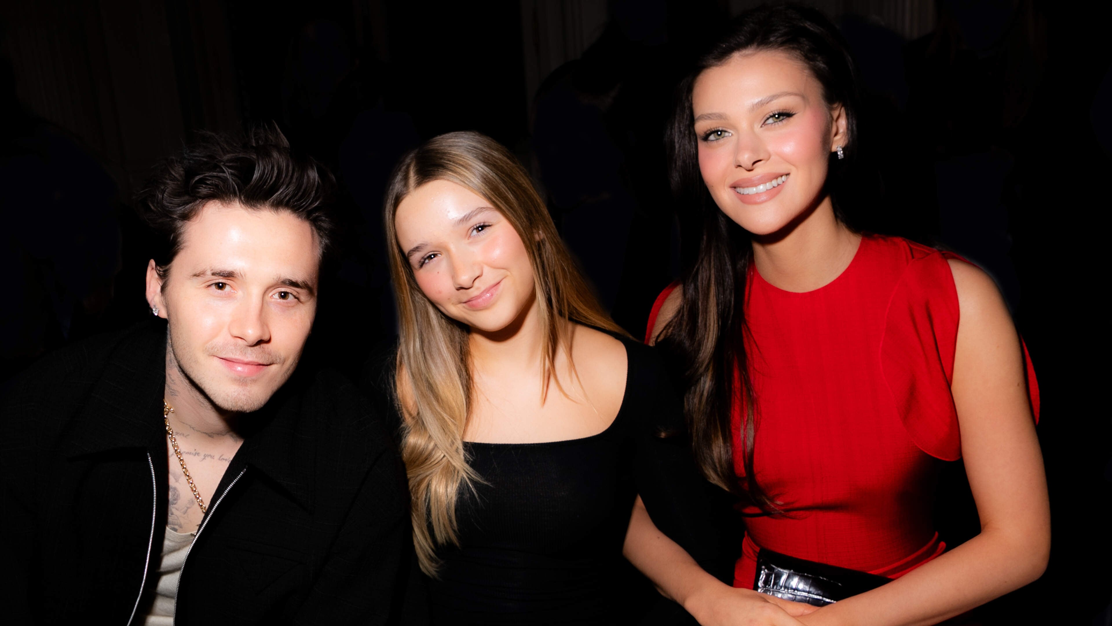 Brooklyn Beckham plaagt met cryptische sneer naar familie in betaalde reclame én zusje Harper (14) zoekt weer contact: ’Hoe kon Victoria denken dat dit een goed idee was?’