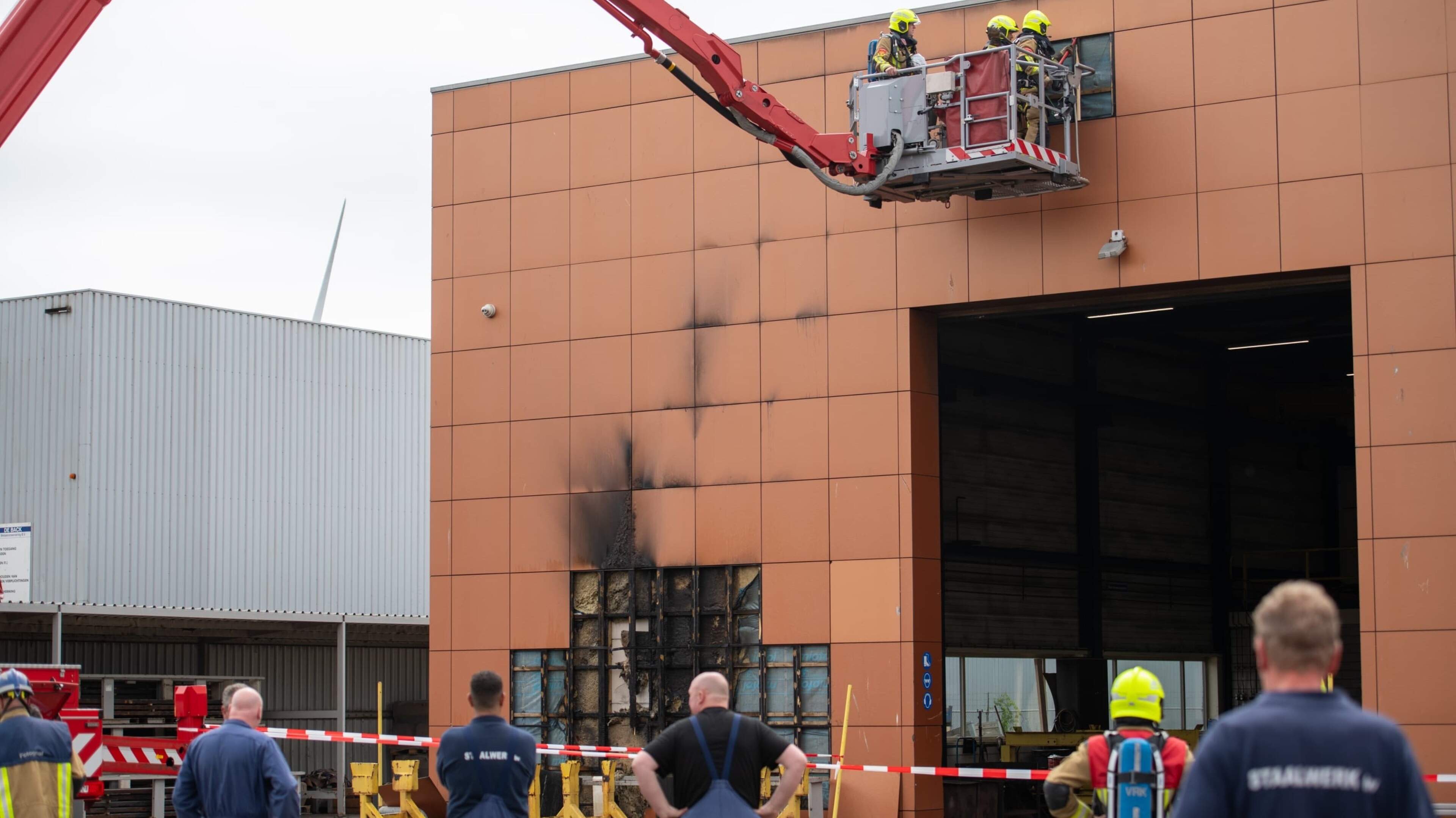 Vuur bij bedrijf in Velsen-Noord snel onder controle