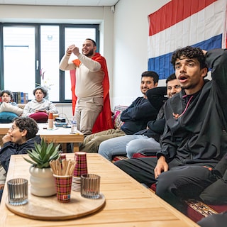 ‘Geliyor, geliyor’ brult de moskee, maar het Turkse doelpunt valt niet