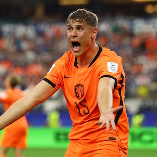 Oranje geeft zege (2-2) uit handen, door slechte wissels en een late Japanse kopbal