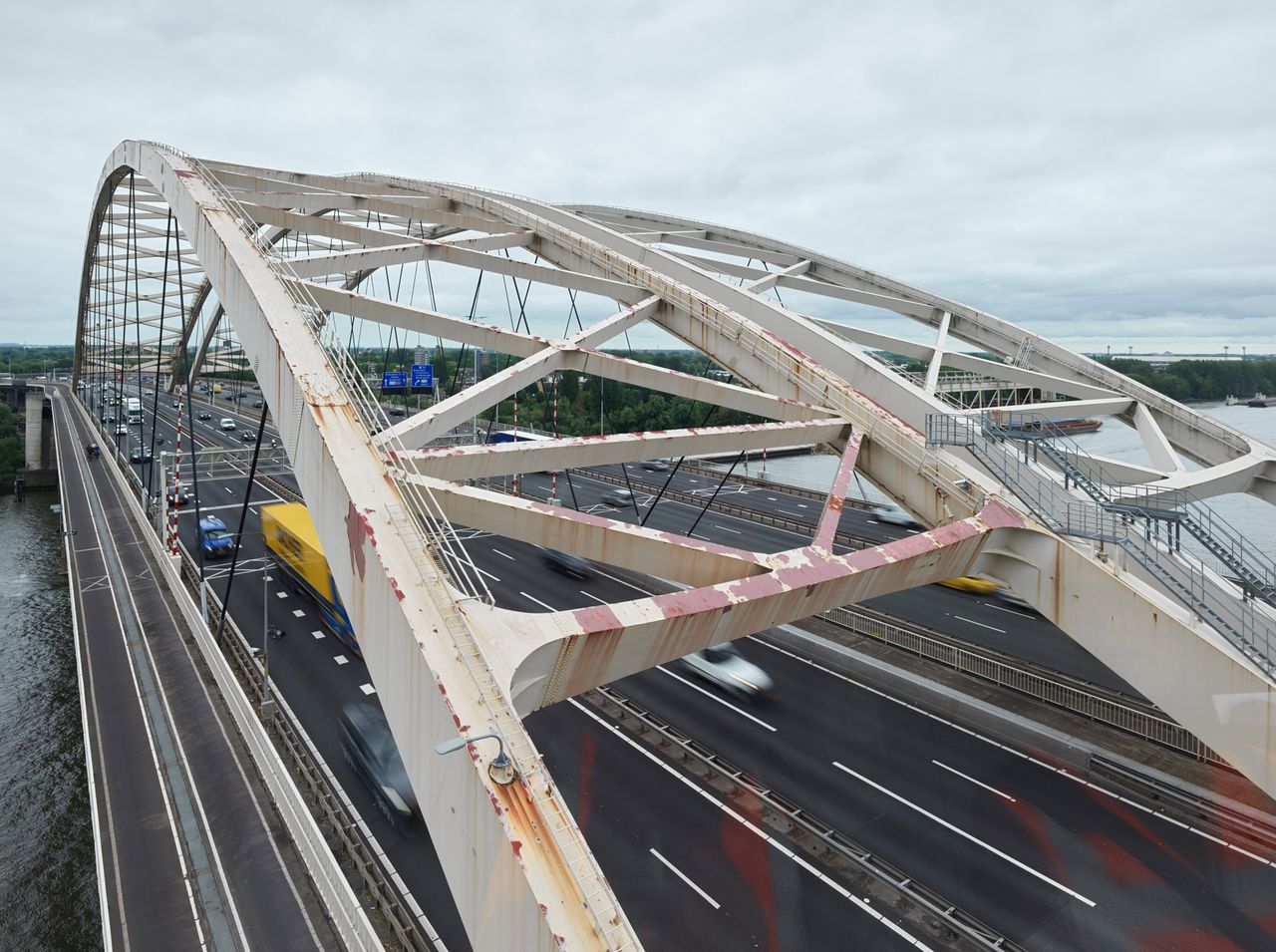 De drukste brug van Nederland slijt en scheurt. Op de A16 ‘staat straks heel Nederland stil’ tijdens hoognodig onderhoud