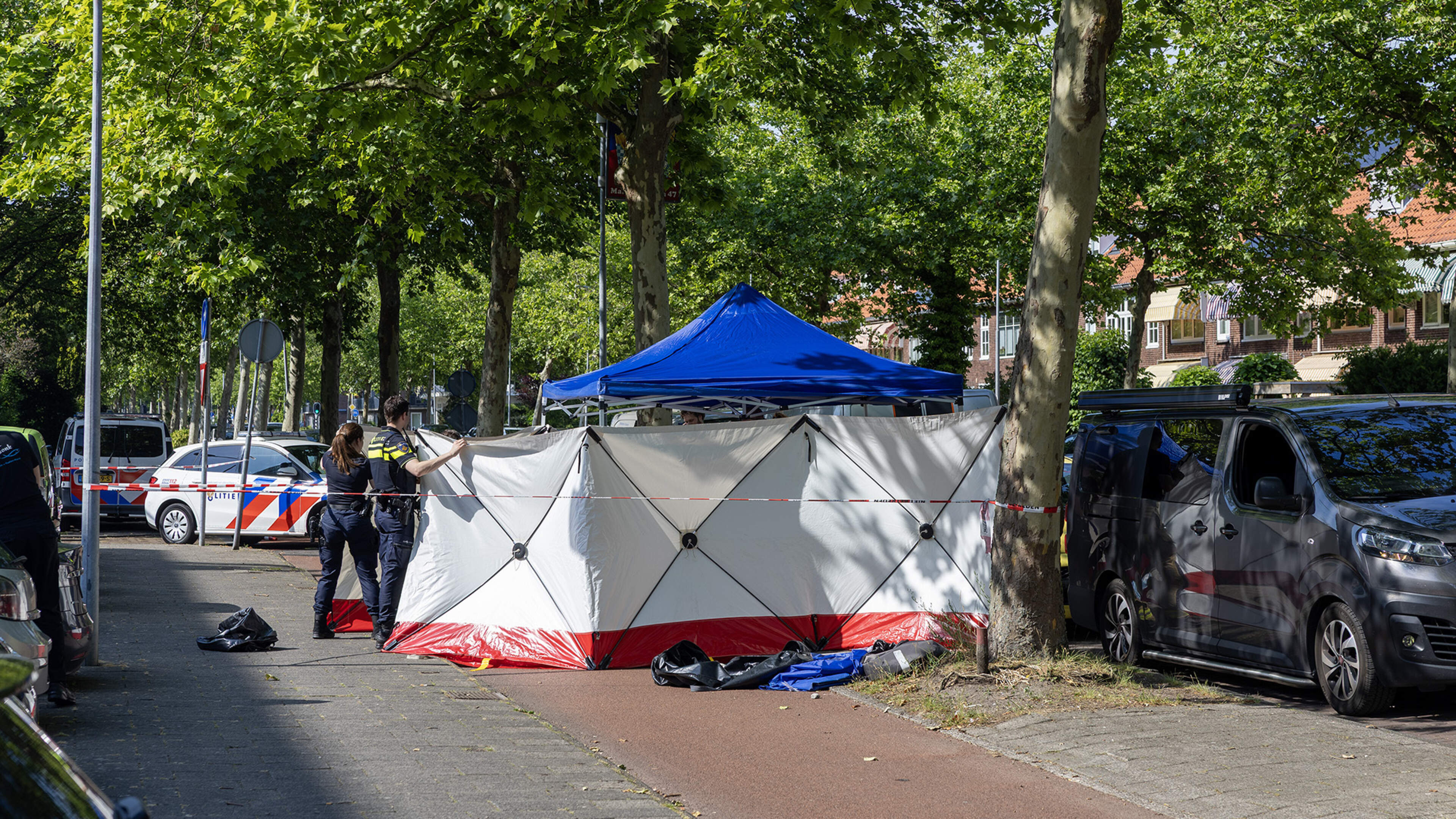 Overleden persoon aangetroffen in geparkeerde auto in Haarlem, politie doet onderzoek