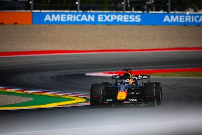 Hoofdschuddende Max Verstappen komt ook in laatste training tekort, George Russell favoriet