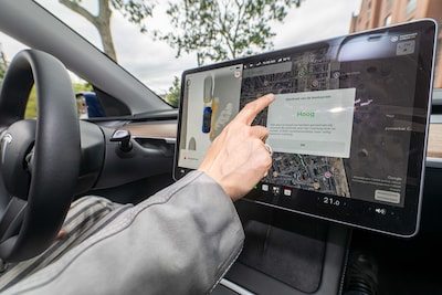 ‘Tesla misleidde Nederlandse autoriteiten voor toestemming voor zelfrijdende auto’s’