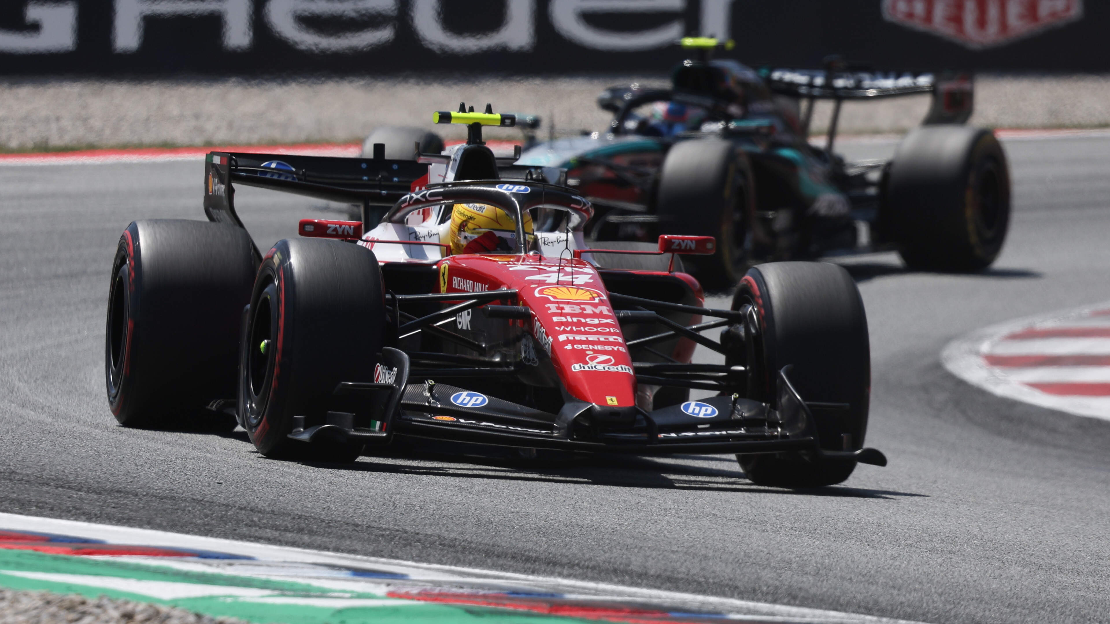 Sensatie in Barcelona: Lewis Hamilton pakt eerste Ferrari-zege, WK-leider Kimi Antonelli valt uit en Max Verstappen wordt vierde