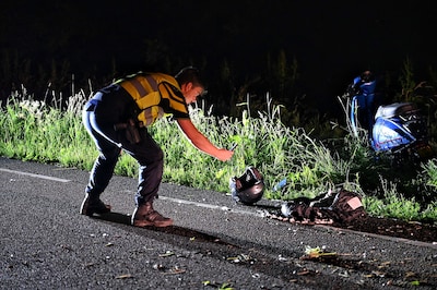 Scooterrijder (16) zwaargewond na botsing tegen boom in Udenhout, politie zoekt bestuurder tegemoetkomende auto