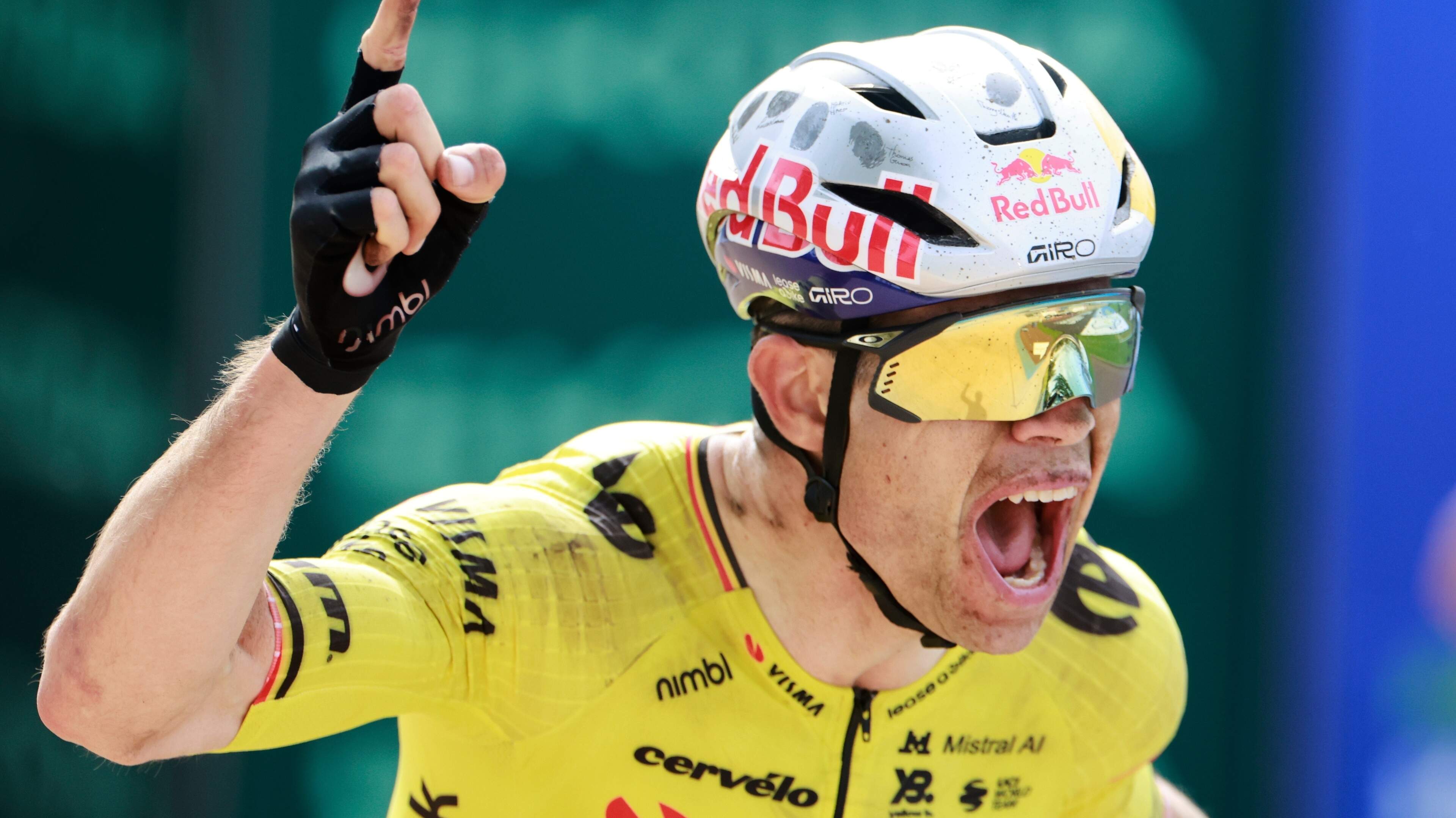 Wout van Aert neemt revanche na voor hem teleurstellende ploegentijdrit met sprintzege in Tour Auvergne