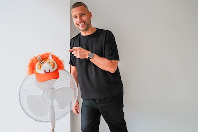 Radio-dj Barend (37) volgt Oranje tijdens het WK van stad naar stad: ‘Met z’n allen in een snikhete camper’