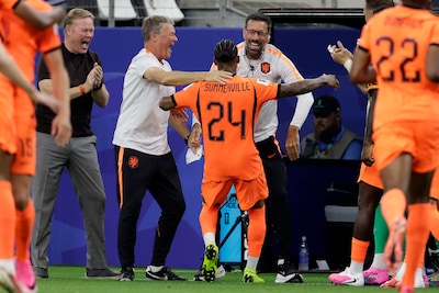 Ruud van Nistelrooij leert Oranje-spitsen anders schieten: niet recht op de bal aflopen, maar met een boog, een ‘eyeopener’
