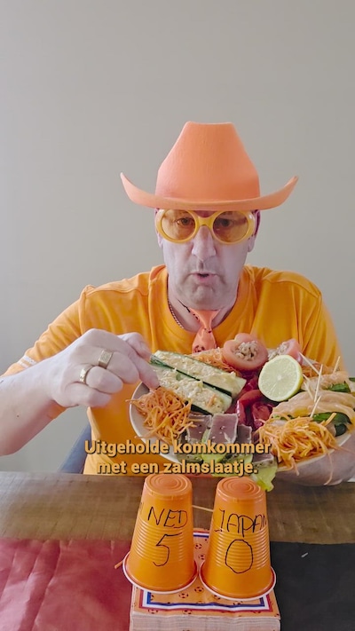 KIJK | TikTok-hit Tom Brons viel ‘een kilootje of honderd af’ en presenteert nu gezonde WK-snack: ‘Japanners hebben peper nodig’